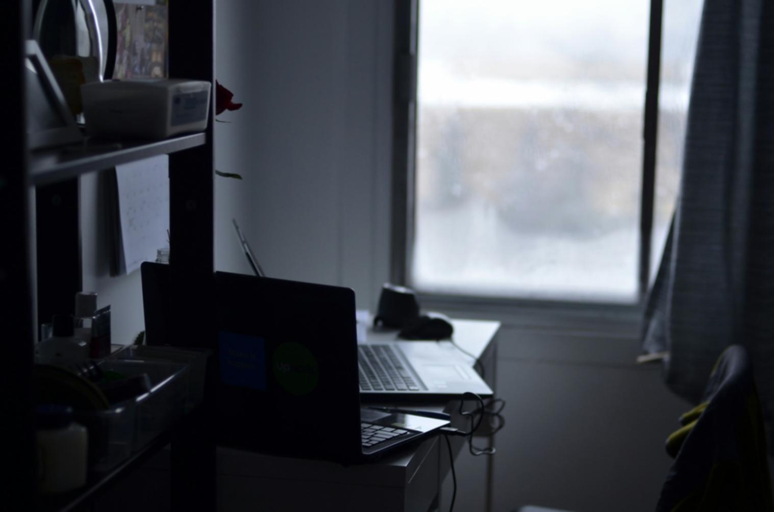 Студенты изучают финансовые материалы на занятии